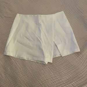 Ovi - White high-waisted mini skort